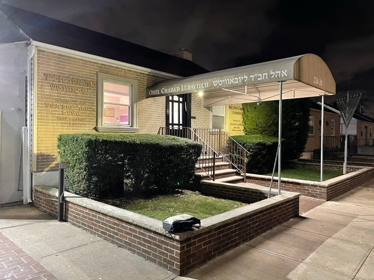 Newspapers at Ohel Chabad Lubavitch